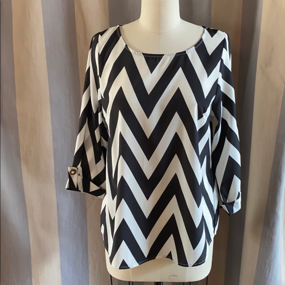 Everly chevron black and white top